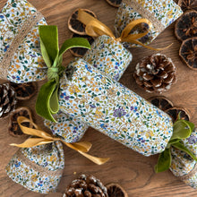 Load image into Gallery viewer, Luxury Moringa Project Christmas Crackers
